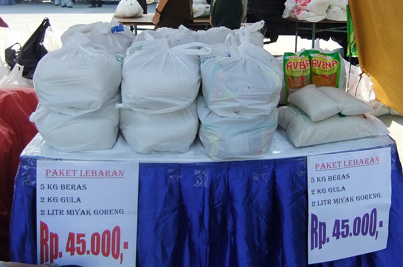 Penyaluran bansos mojoanyar
